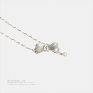 胡蝶の夢と柔らかな囁き デザイナーオリジナル シルバー色・シルバー製・クラヴィクルネックレス