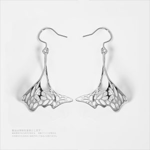 蝶の翼 彫り羽 オリジナルデザイン シルバー色・銀製・長サイズイヤリング