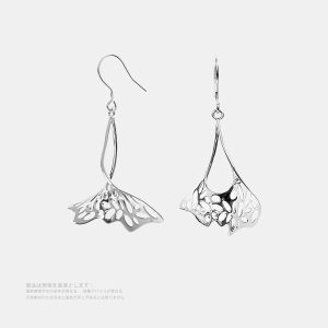 蝶の翼 彫り羽 オリジナルデザイン シルバー色・銀製・長サイズイヤリング